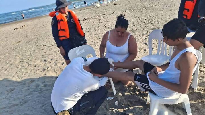 Rescatan a joven tlaxcalteca arrastrado por el mar en Chachalacas, Veracruz