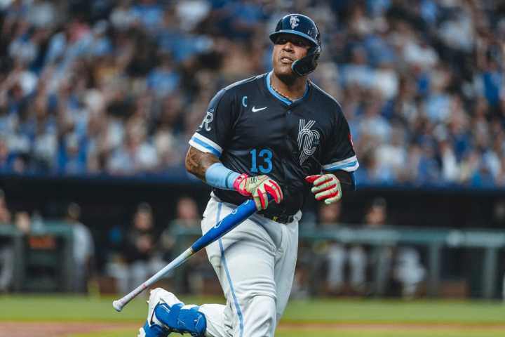 Salvador Pérez la bota de nuevo y queda en solitario como el 4° venezolano con más jonrones en MLB
