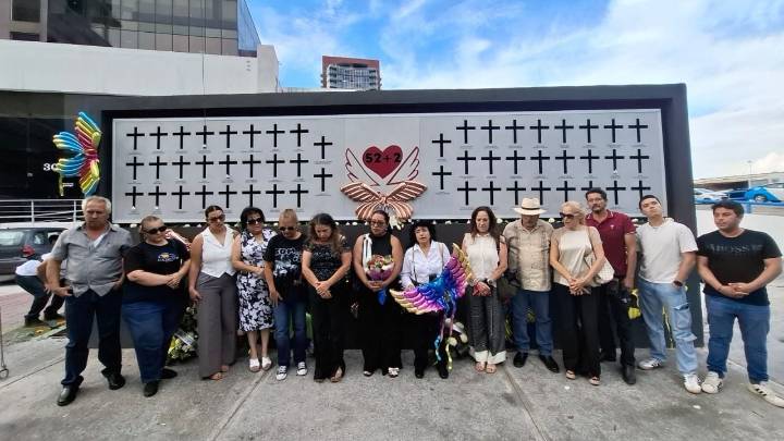 Familiares rinden homenaje a víctimas del Casino Royale