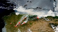 El día que anocheció por la tarde: los satélites de la NASA muestran el humo cubriendo Asturias