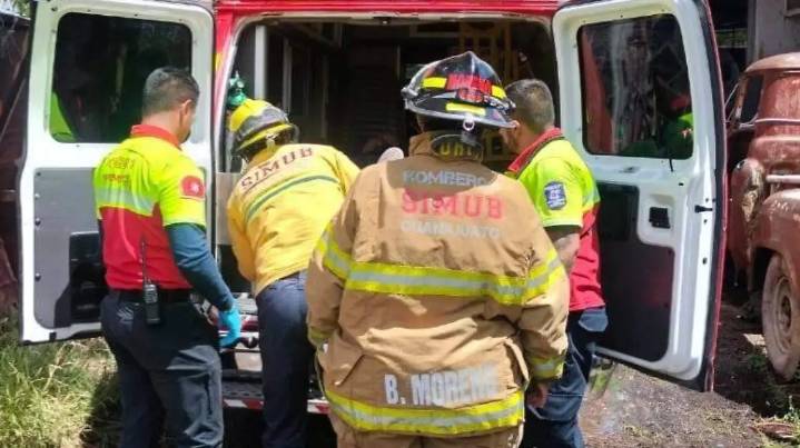 Hombre queda atrapado bajo vehículo en bodega refresquera de Guanajuato capital