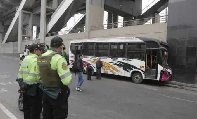 SJL: bus choca contra estación Santa Rosa y deja una decena de heridos