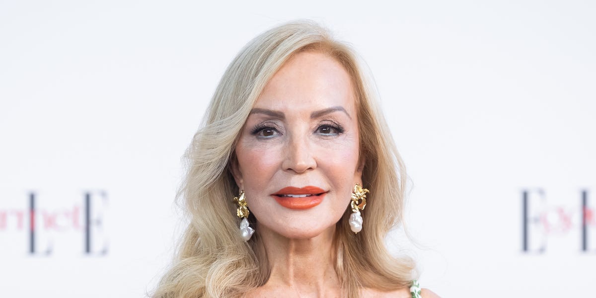 Carmen Lomana apuesta por el vestido negro, largo y de tirantes, que triunfa en verano entre las celebrities