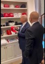 Donald Trump le muestra a Zelensky y Macron mercancia que dice "4 años más" y Trump 2028 (Llamó la atención)