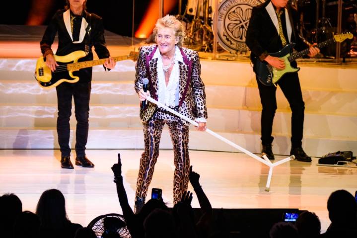 Rain doesn’t dampen reception for Rod Stewart’s “One Last Time” stop at Pine Knob
