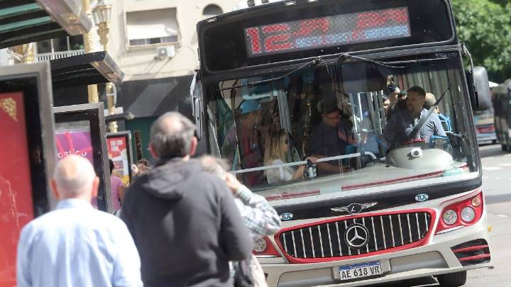 Dar o no dar el asiento en el transporte público: qué dice la psicología sobre esta decisión
