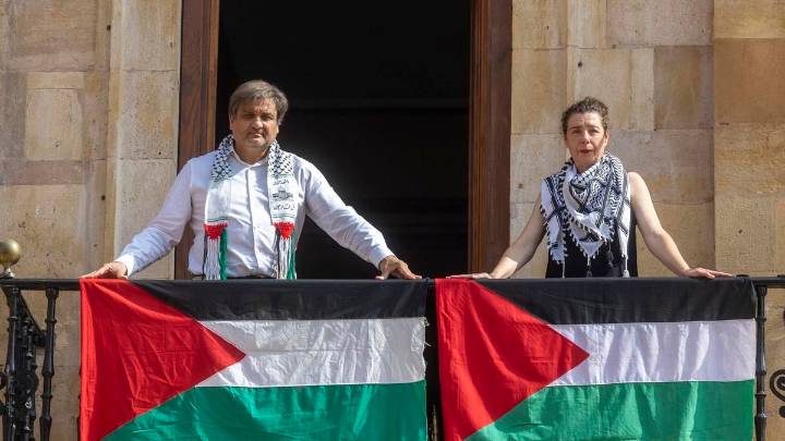 Concejales de IU cuelgan la bandera palestina en el balcón del Ayuntamiento de Oviedo para denunciar el genocidio en Gaza
