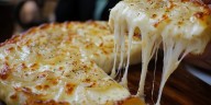 Diez pizzerías históricas de Buenos Aires fueron reconocidas como emblemas de la gastronomía porteña