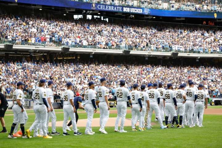 Brewers pay tribute to longtime broadcaster Bob Uecker in star