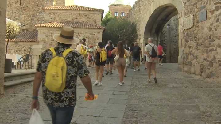 Para el PSOE la Junta "da la espalda" a empresarios turísticos y el Ejecutivo regional habla de crecimiento "sin precedentes" en el sector More