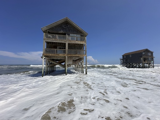 Dos casas frente al mar, a punto de colapsar por el oleaje en Carolina del Norte