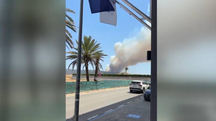 Más de 2.000 personas son evacuadas de hoteles y playas en Tarifa por un nuevo incendio forestal