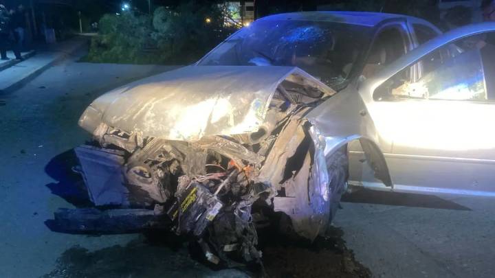 Conductor choca contra árbol y poste en Ciudad Valles… y escapa a pie
