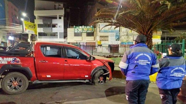 Se dan a la fuga ocupantes de vehículo que chocó contra el óvalo de Mariscal Castilla