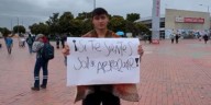 Andy Rivera se sumó a iniciativa de Julián Pinilla, les dio serenata a mujeres en las calles de Bogotá y las invitó a su concierto en el Movistar Arena: “Mi amor, no estás sola”