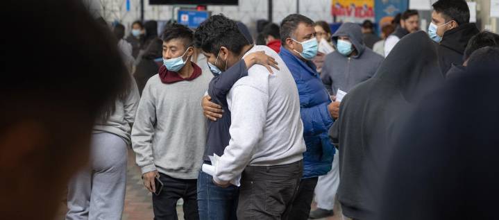 Jueza de EE.UU. bloquea deportaciones rápidas de migrantes por violar debido proceso