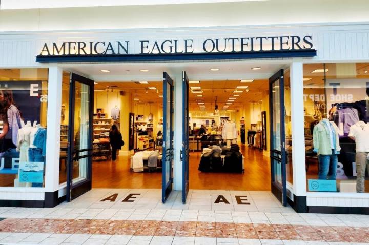 Acciones de American Eagle (AEO) suben tras alianza con Travis Kelce y su marca Tru Kolors