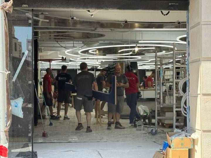 Cuenta atrás para la apertura de una conocida perfumería en el edificio 'Zara' del centro