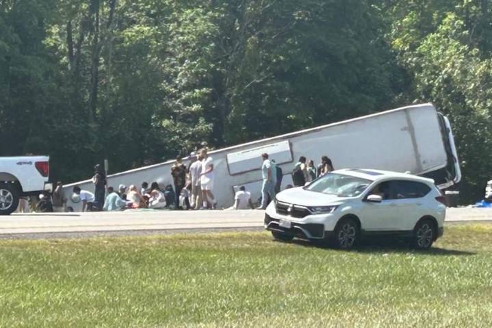 Autobús turístico se estrelló de camino a Nueva York y dejó múltiples víctimas fatales