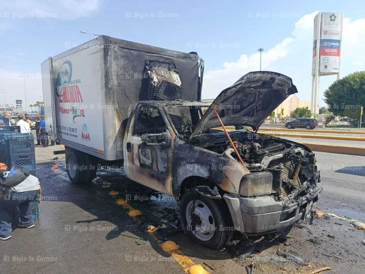 Se incendia camión repartidor de lácteos frente a Plaza Almanara en Torreón