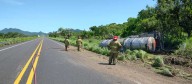 Cierran carretera federal Tepic-Mazatlán por derrame de alcohol