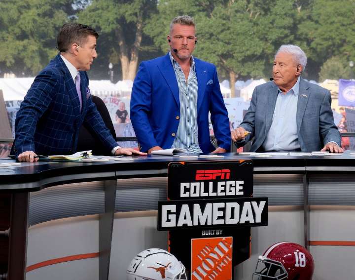 ESPN’s Rece Davis Sends Emotional Message to Lee Corso After Ending False FOX Narrative ESPN’s Rece Davis shuts down a misleading FOX Sports rumor with a heartfelt message honoring Lee Corso’s legacy.