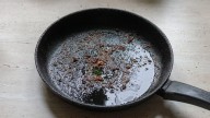 El tip casero para eliminar el olor a aceite quemado de las ollas en segundos