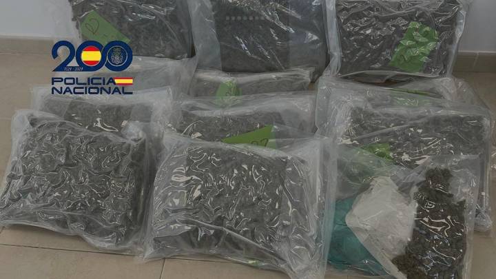 Hallan 13 kilos de marihuana en una furgoneta en Sanlúcar tras el rescate de su conductor