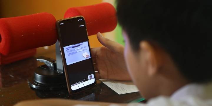 “Solo esperan poder volver a usar sus teléfonos”: 12 docentes hablan sobre los cambios en las escuelas