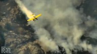 Vídeos: así trabajan los medios aéreos y las cuadrillas a pie en el incendio de Fasgar en León