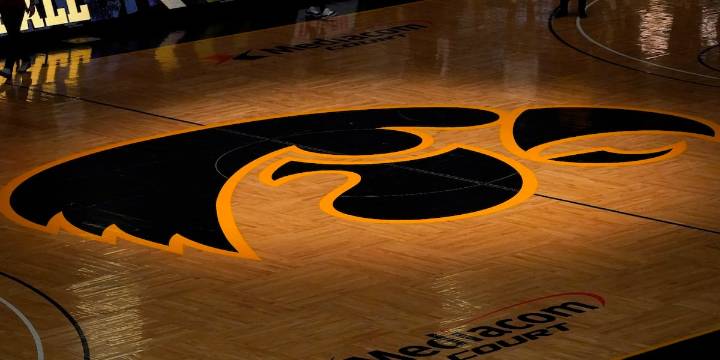 Iowa Hawkeye volleyball to host two matches at Carver