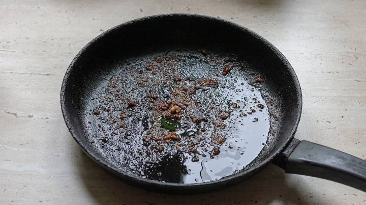 El tip casero para eliminar el olor a aceite quemado de las ollas en segundos