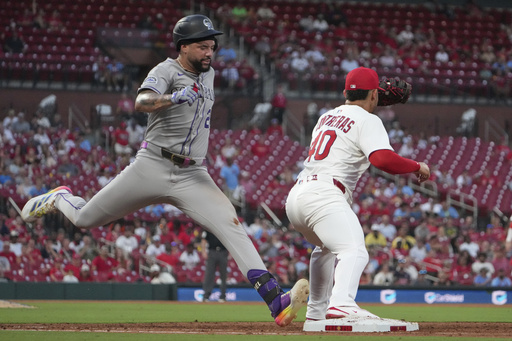 Willson Contreras, 1ra base de Cardenales, rompe su bate tras ser golpeado por un lanzamiento