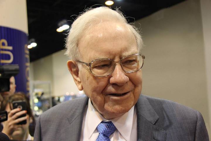 Warren Buffett está vendiendo acciones de Apple y Bank of America y acumulando una influencia de lozanía en un 46% este año este año