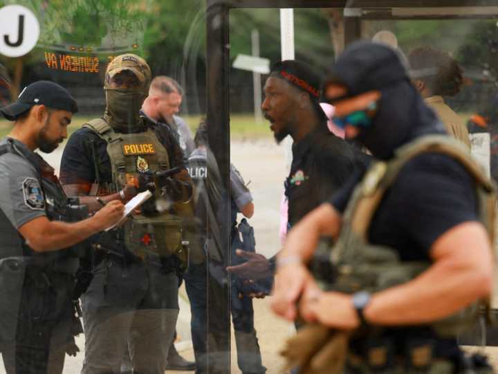 La "mano dura" de Donald Trump en Washington: monta un show contra el delito en medio de un tenso paisaje de blindados, agentes encapuchados y armas largas