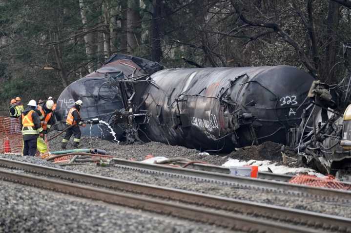Apply safety rules to more trains carrying flammable cargo, lawmakers urge