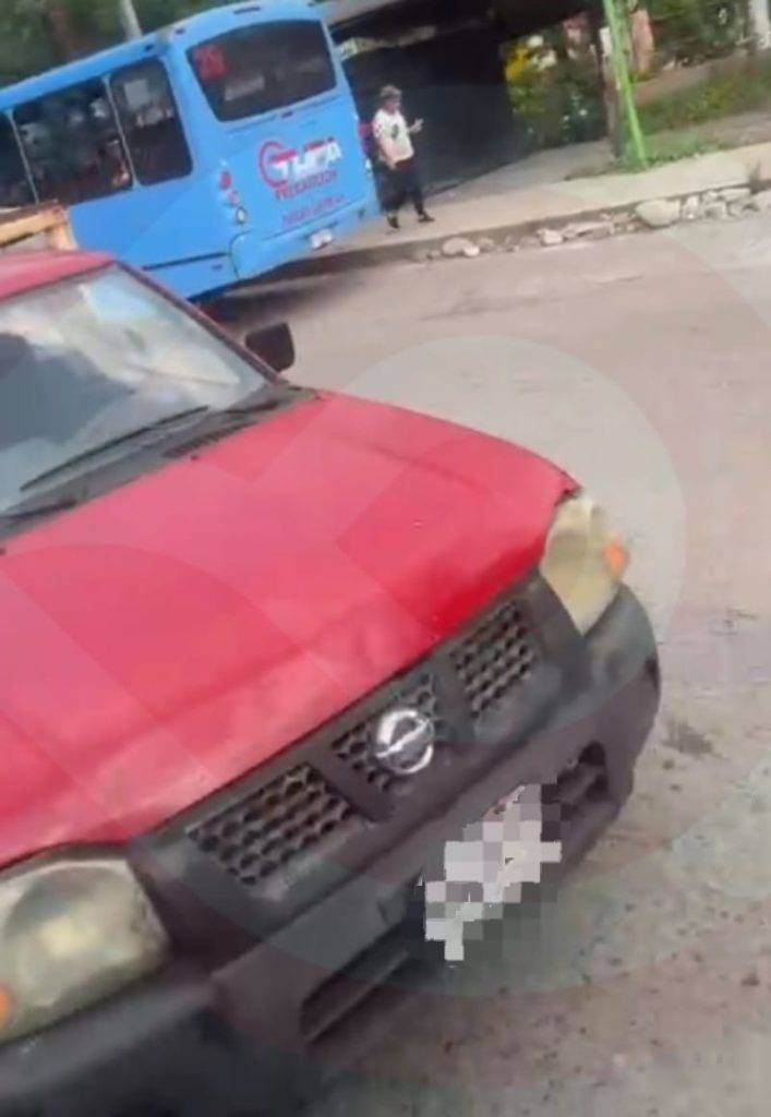 Camioneta particular quedó varada frente a Bodega Aurrera Zacatipán