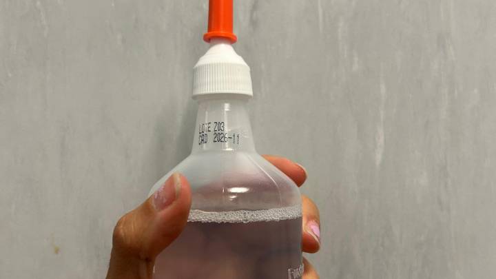 Alerta: comercializan un enema que promete curar el cáncer o el autismo