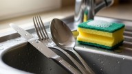 La esponja no va más: cuál es la forma correcta de lavar los cubiertos para que recuperen su brillo