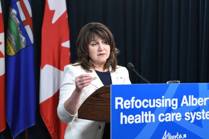 Alberta continues to restrict free vaccine to those at risk of severe outcomes from COVID
