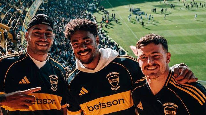 La curiosa escena de los All Blacks en Buenos Aires: levantaron un auto atascado en plena calle
