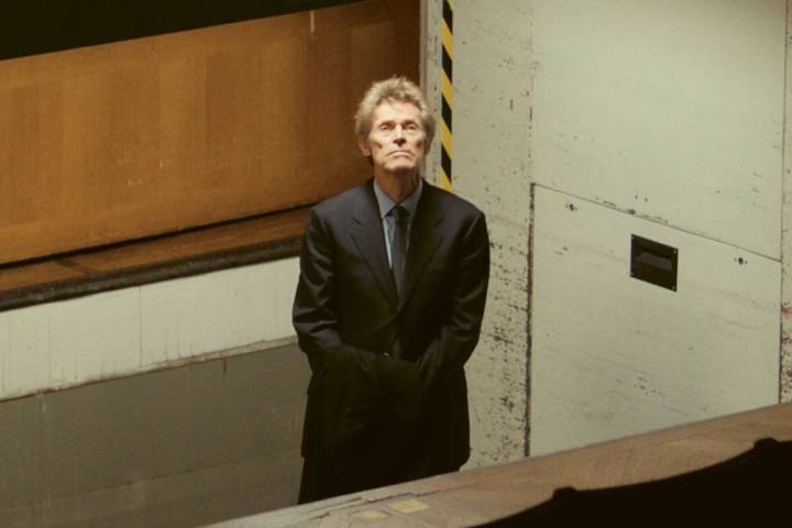 "Es un milagro". Quién es el director argentino que estrena en Venecia un film con Willem Dafoe