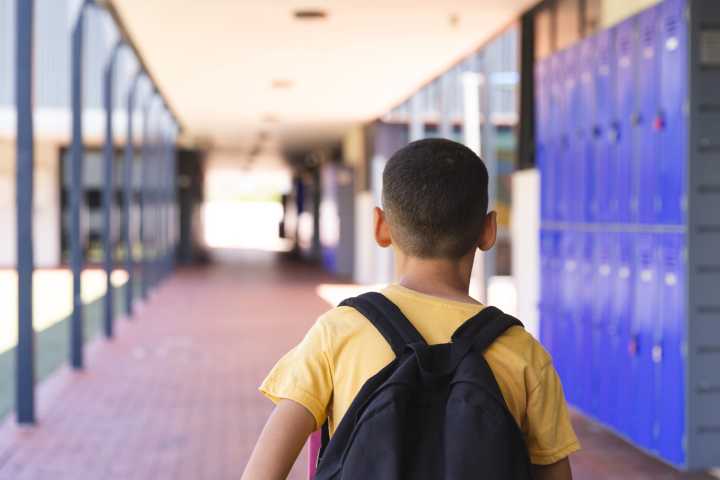 Prepara a tus hijos para un posible encuentro con ICE en la escuela 