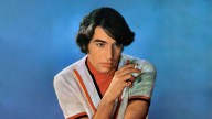Celebran los 80 años de de Sandro con una propuesta audiovisual que revive su legado
