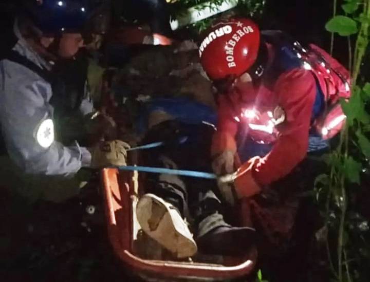 Fallece motorizado tras chocar contra defensa y caer de una altura de 20 metros
