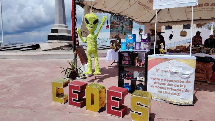 Artesanías hechas en una prisión de Tamaulipas conquistan a los turistas en Playa Miramar