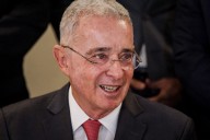 Álvaro Uribe recibe boleta de libertad y promete salir a las calles de inmediato