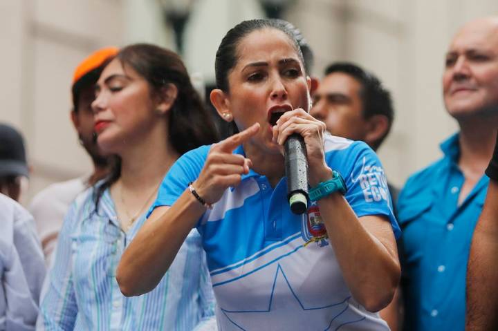 Luisa González aseguró que Daniel Noboa tiene intenciones de vincularla con el Cártel de los Soles