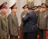 Kim Jong-un rinde homenaje entre lágrimas a los "heroicos" soldados norcoreanos que lucharon contra Ucrania