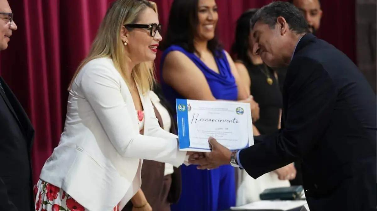 Estudiantes de la UMSNH concluyen diplomados de Odontología